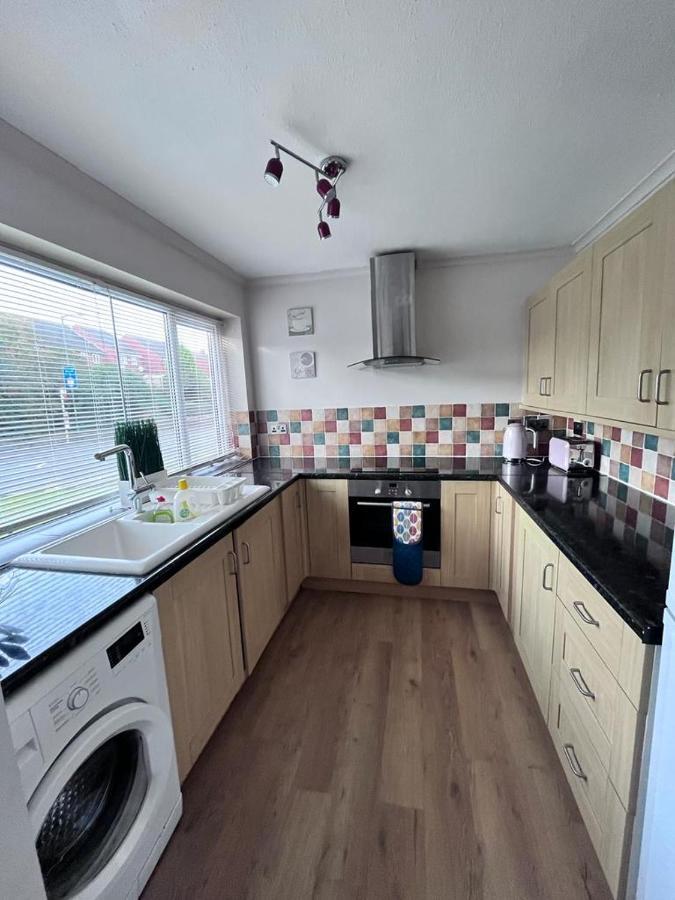 3 Bed House In Walsall, Perfect For Contractors & Leisure & Free Parking Kültér fotó