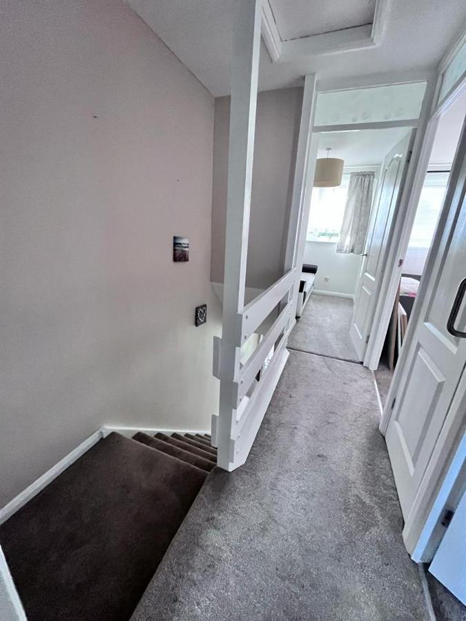 3 Bed House In Walsall, Perfect For Contractors & Leisure & Free Parking Kültér fotó