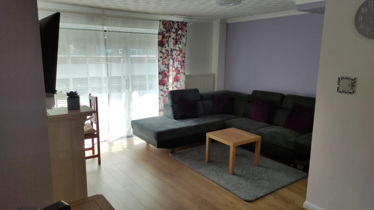 3 Bed House In Walsall, Perfect For Contractors & Leisure & Free Parking Kültér fotó