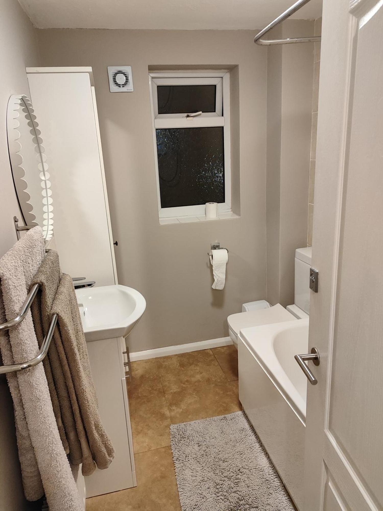 3 Bed House In Walsall, Perfect For Contractors & Leisure & Free Parking Kültér fotó